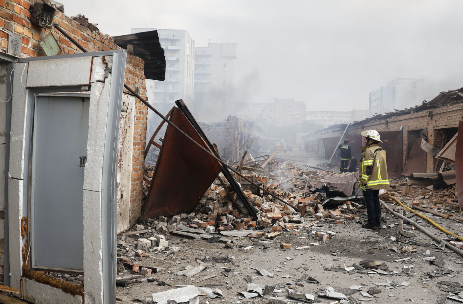 epa11580529 Ukrainian emergency services at the site of a Russian glide bomb hit in Kharkiv, northeastern Ukraine, 02 September 2024 amid the ongoing Russian invasion. At least 13 people were injured after two Russian glide bombs struck a residential area in Kharkiv according to the head of the Kharkiv Military Administration Oleg Synegubov report. Russian troops entered Ukrainian territory on 24 February 2022, starting a conflict that has provoked destruction and a humanitarian crisis.  EPA/SERGEY KOZLOV  EPA-EFE/SERGEY KOZLOV