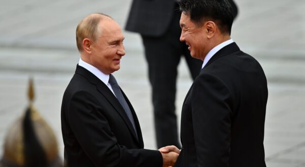 epa11581220 Russian President Vladimir Putin (L) and Mongolian President Ukhnaagiin Khurelsukh (R) shake hands during a welcome ceremony in Sukhbaatar Square in Ulaanbaatar, Mongolia, 03 September 2024.  EPA/KRISTINA KORMILITSYNA / SPUTNIK / KREMLIN POOL