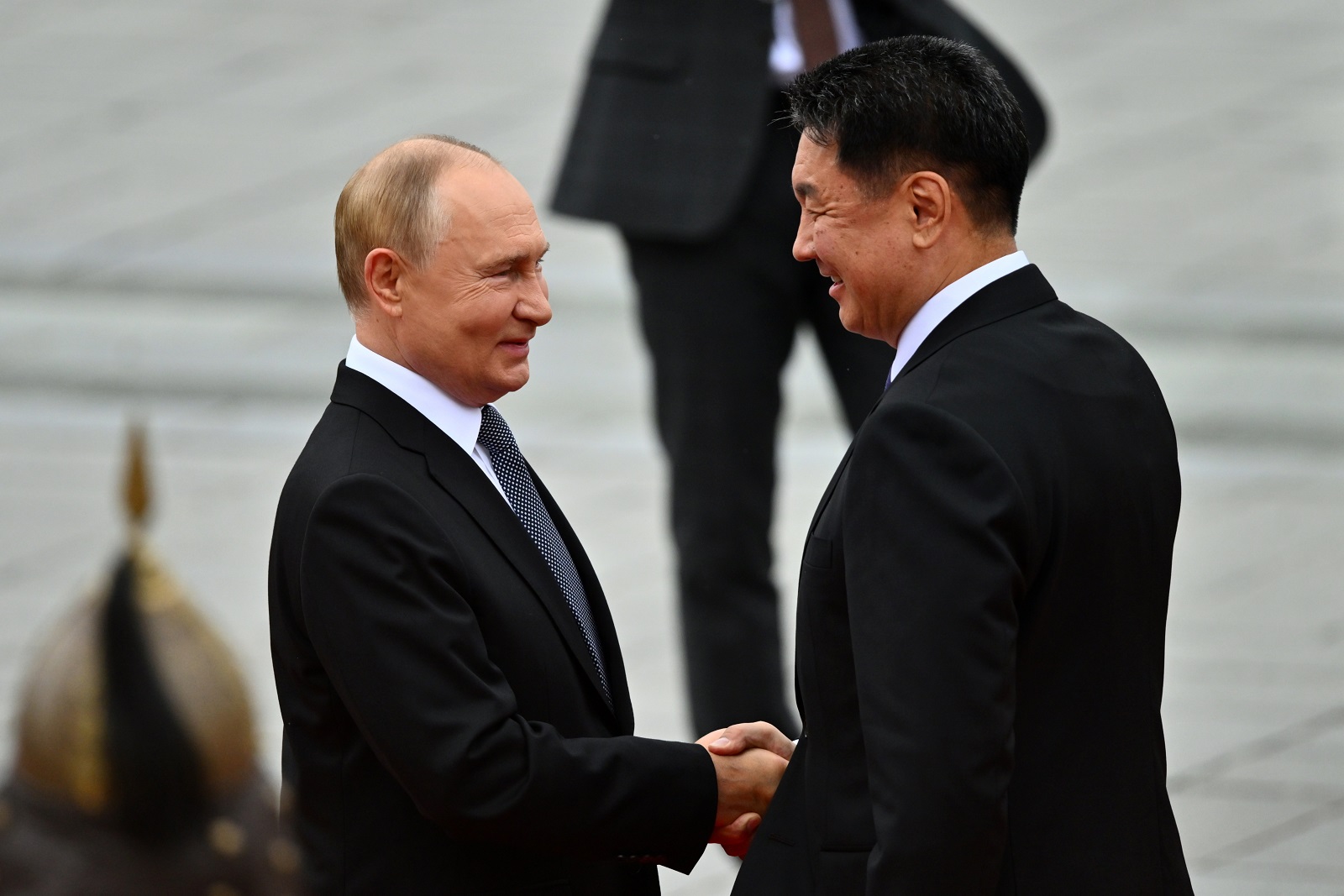 epa11581220 Russian President Vladimir Putin (L) and Mongolian President Ukhnaagiin Khurelsukh (R) shake hands during a welcome ceremony in Sukhbaatar Square in Ulaanbaatar, Mongolia, 03 September 2024.  EPA/KRISTINA KORMILITSYNA / SPUTNIK / KREMLIN POOL