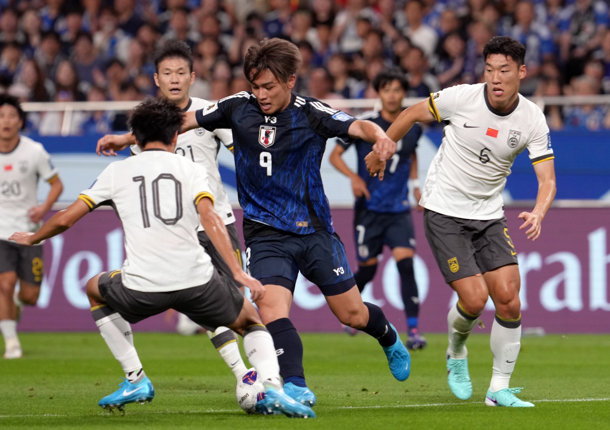 epa11586649 Ayase Ueda (C) of Japan in action during a 2026 FIFA World Cup Qualifying third round soccer match between Japan and China at Saitama Stadium in Saitama, north of Tokyo, Japan, 05 September 2024.  EPA/KIMIMASA MAYAMA