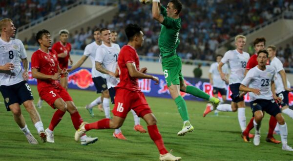 epa11587453 Russia’s goal keeper Andrey Lunyov (C) catches the ball during the international LPBank Cup 2024 soccer match between Vietnam and Russia at My Dinh stadium in Hanoi, Vietnam, 05 September 2024  EPA/LUONG THAI LINH