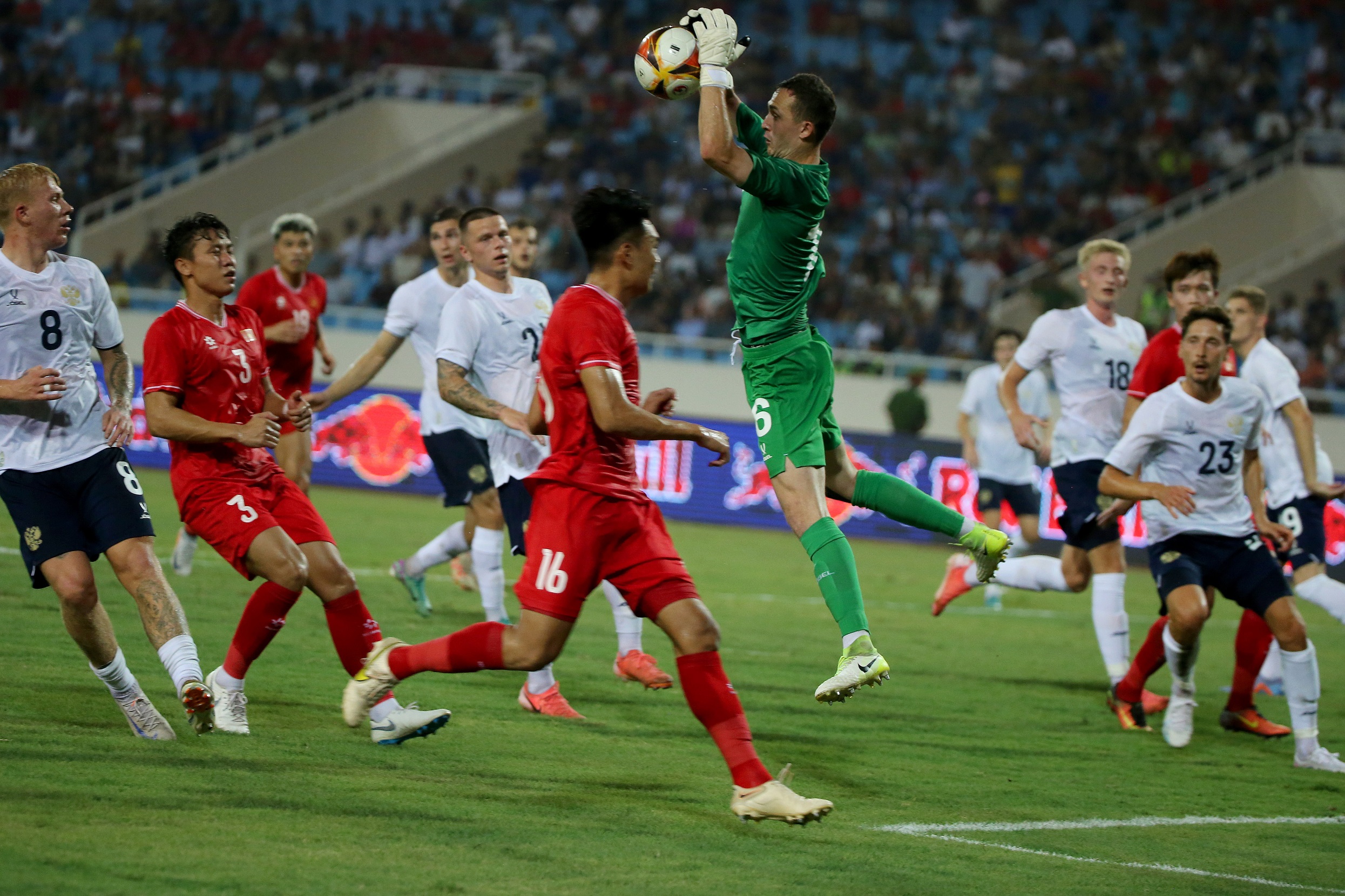 epa11587453 Russia’s goal keeper Andrey Lunyov (C) catches the ball during the international LPBank Cup 2024 soccer match between Vietnam and Russia at My Dinh stadium in Hanoi, Vietnam, 05 September 2024  EPA/LUONG THAI LINH