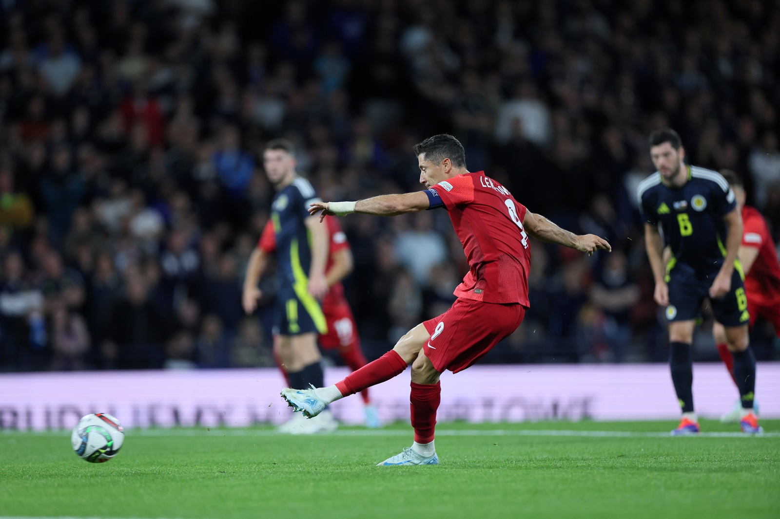 epa11588087 Polish national team player Robert Lewandowski scores a goal by penalty during the UEFA Nations League soccer match between Scotland and Poland at Hampden Park in Glasgow, Scotland, Britain, 05 September 2024.  EPA/Leszek Szymanski POLAND OUT