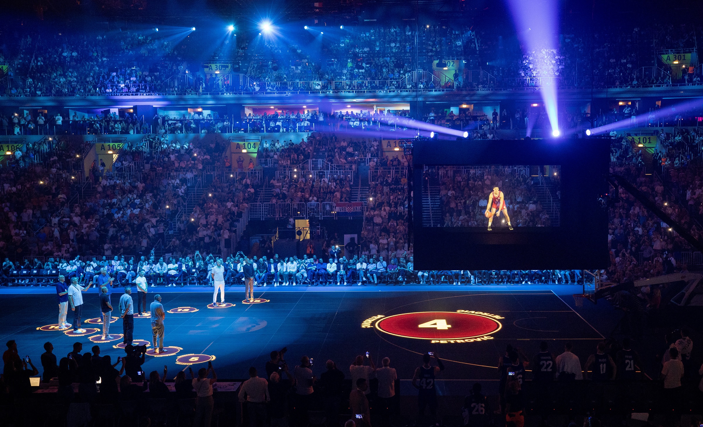 Zagreb, 05.09.2024 - Memorijalna utakmica u sjećanje na Dražena Petrovića, održana u Areni Zagreb na njegov 60. rođendan. Na slici  hologram Dražena Petrovića na terenu.
foto HINA/ Damir SENČAR/ ds