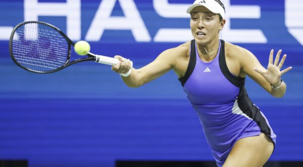 epa11588546 Jessica Pegula of the US hits a return to Karolina Muchova of Czechia during their semifinal match at the US Open Tennis Championships at the USTA Billie Jean King National Tennis Center in Flushing Meadows, New York, USA, 05 September 2024. The US Open tournament runs from 26 August through 08 September.  EPA/JOHN G MABANGLO