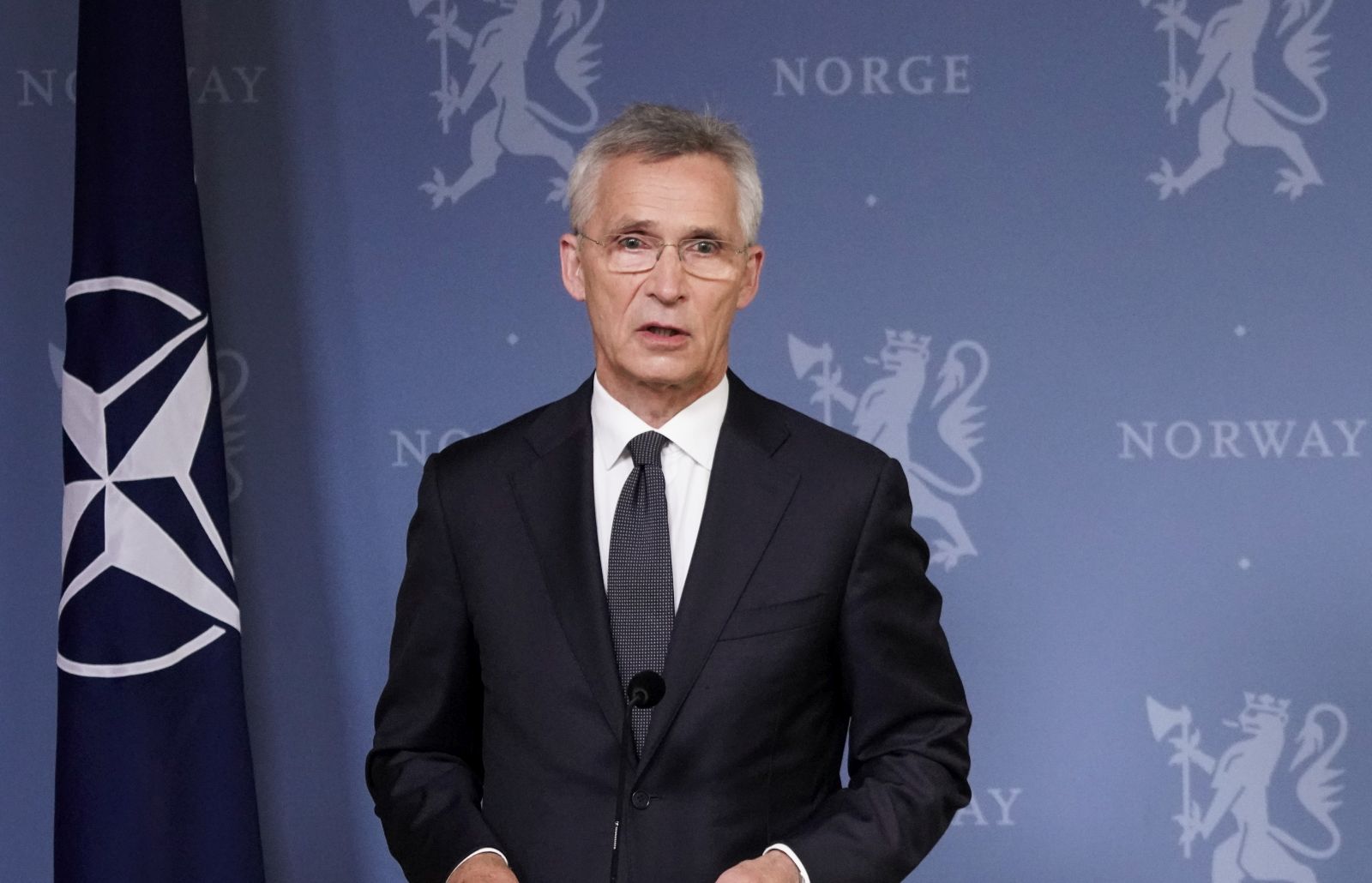 epa11588785 NATO outgoing Secretary General Jens Stoltenberg (L) and Norway's Prime Minister Jonas Gahr Store hold a joint press conference in the prime minister's residence in Oslo, Norway, 06 September 2024.  EPA/THOMAS FURE  NORWAY OUT