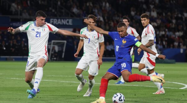 epa11590220 Kylian Mbappe (R) of France and Alessandro Bastoni (L) of Italy in action during the UEFA Nations League group B soccer match between France and Italy in Paris, France, 06 September 2024.  EPA/MOHAMMED BADRA