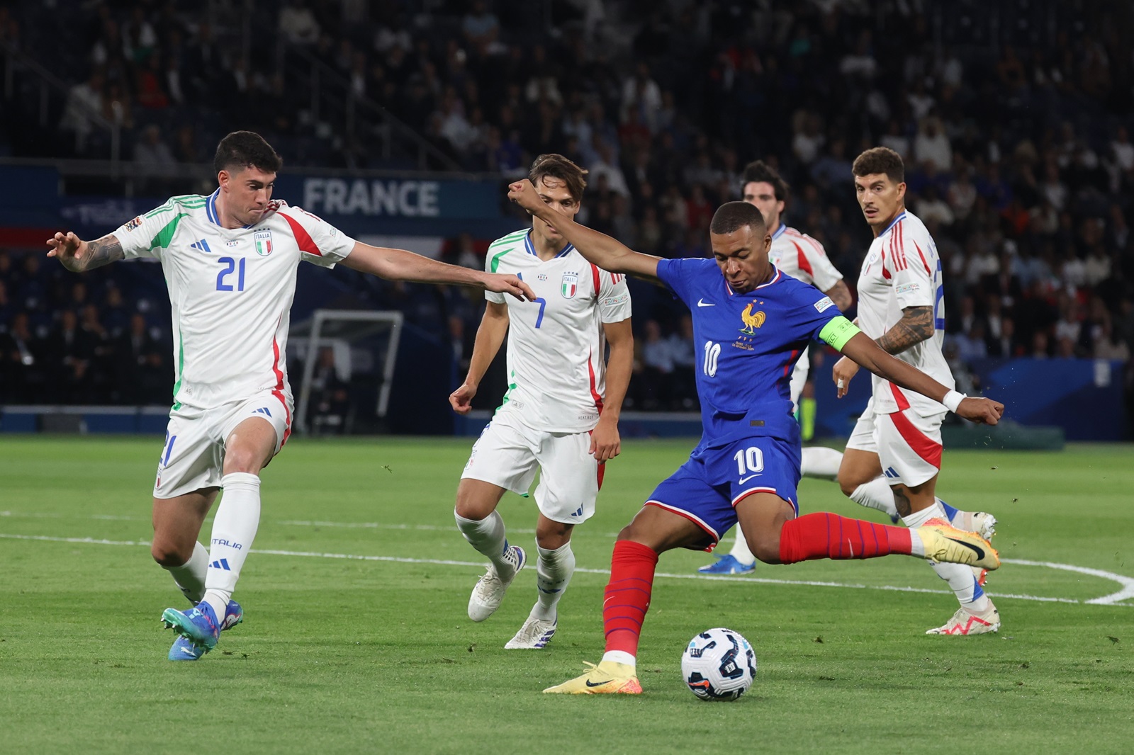 epa11590220 Kylian Mbappe (R) of France and Alessandro Bastoni (L) of Italy in action during the UEFA Nations League group B soccer match between France and Italy in Paris, France, 06 September 2024.  EPA/MOHAMMED BADRA