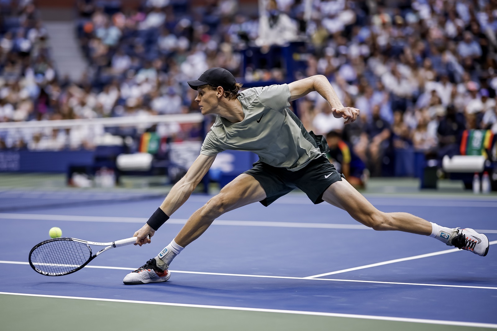 epa11590395 Jannik Sinner of Italy in action against Jack Draper of Great Britain during their semifinals match of the US Open Tennis Championships at the USTA Billie Jean King National Tennis Center in Flushing Meadows, New York, USA, 06 September 2024.  EPA/CJ GUNTHER