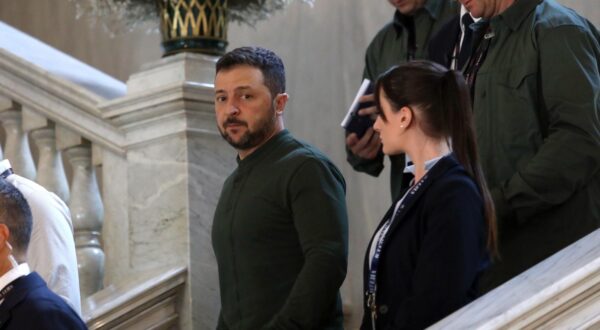 epa11590853 Ukrainian President Volodymyr Zelensky (C) leaves after attending the 50th Ambrosetti Forum, in Cernobbio, Italy, 07 September 2024. The international economic conference runs under the theme 'Intelligence on the World, Europe, and Italy' from 06 to 08 September 2024. The annual forum sees the participation of heads of state and government, EU institutions representatives, ministers, Nobel prize winners and businessmen from around the world to discuss current issues that have a major impact on the global economy and society.  EPA/MATTEO BAZZI