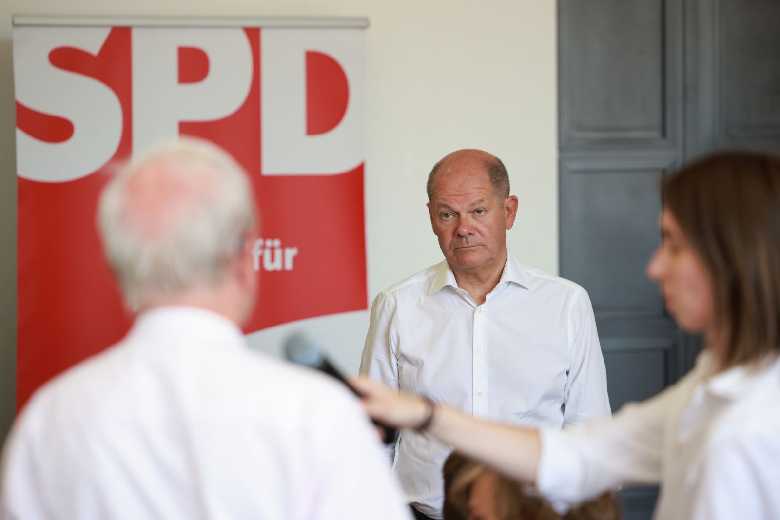 epa11591065 German Chancellor Olaf Scholz (C) listens to a question of a participant during a citizens' talk at the Teltow Youth Club in Teltow, Germany, 07 September 2024. In his function as a directly elected Member of Parliament, Olaf Scholz visits in the constituency 61 - the villages Teltow and Stahnsdorf. A talk with citizens and visits to the Brandenburg Farmers' Association and the Potsdam branch of the Federal Agency for Technical Relief (THW) are planned.  EPA/CLEMENS BILAN