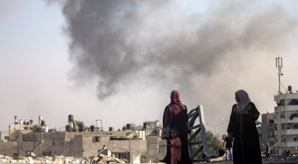 epa11593223 Smoke rises following an Israeli airstrike in Khan Younis, southern Gaza Strip, 08 September 2024. More than 40,000 Palestinians and over 1,400 Israelis have been killed, according to the Palestinian Health Ministry and the Israel Defense Forces (IDF), since Hamas militants launched an attack against Israel from the Gaza Strip on 07 October 2023, and the Israeli operations in Gaza and the West Bank which followed it.  EPA/HAITHAM IMAD