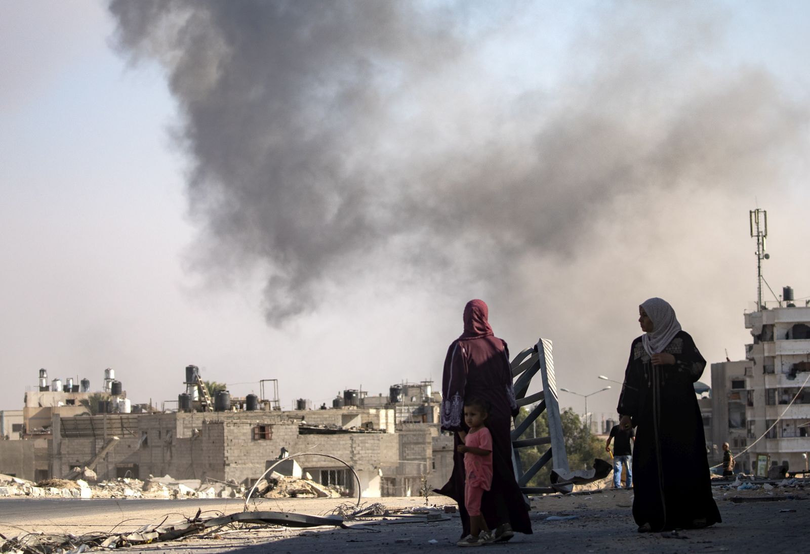 epa11593223 Smoke rises following an Israeli airstrike in Khan Younis, southern Gaza Strip, 08 September 2024. More than 40,000 Palestinians and over 1,400 Israelis have been killed, according to the Palestinian Health Ministry and the Israel Defense Forces (IDF), since Hamas militants launched an attack against Israel from the Gaza Strip on 07 October 2023, and the Israeli operations in Gaza and the West Bank which followed it.  EPA/HAITHAM IMAD