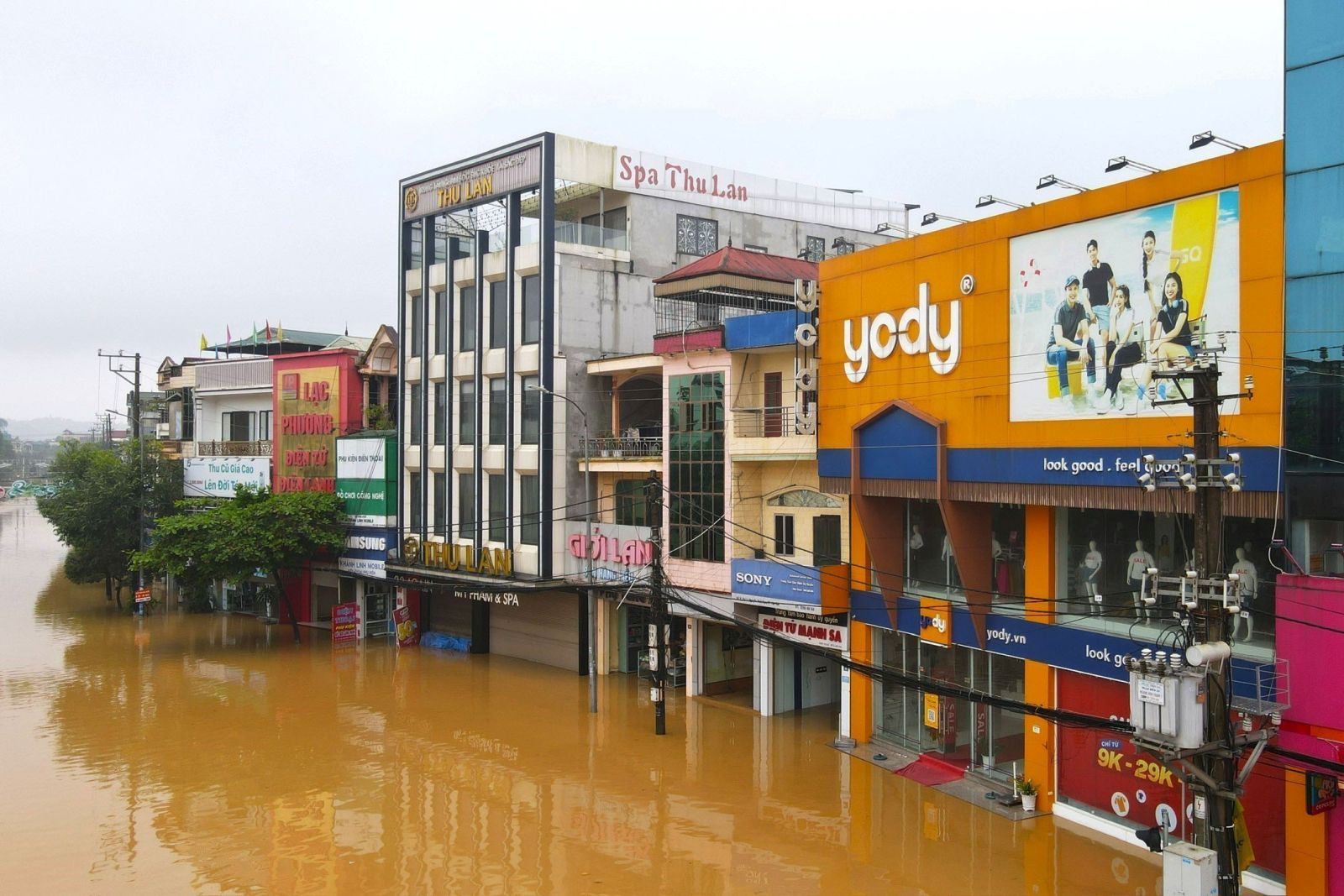 epa11595434 A handout photo made available by Vietnam News Agency shows flood waters surrounding buildings in Yen Bai city, Yen Bai Province, Vietnam 09 September 2024 (issued 10 September 2024). According to sate media, at least 3,500 households have been evacuated in Yen Bai due to floods, after powerful Typhoon Yagi hit northern Vietnam over the weekend  EPA/VIETNAM NEWS AGENCY/TUAN ANH VIETNAM OUTHANDOUT EDITORIAL USE ONLY/NO SALES