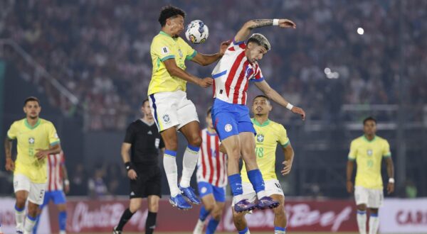 epa11597542 Julio Enciso (R) of Paraguay in action against Marquinhos (L) of Brazil during a CONMEBOL FIFA World Cup 2026 qualifier soccer match between Paraguay and Brazil at Defensores del Chaco in Asuncion, Paraguay, 10 September 2024.  EPA/Juan Pablo Pino