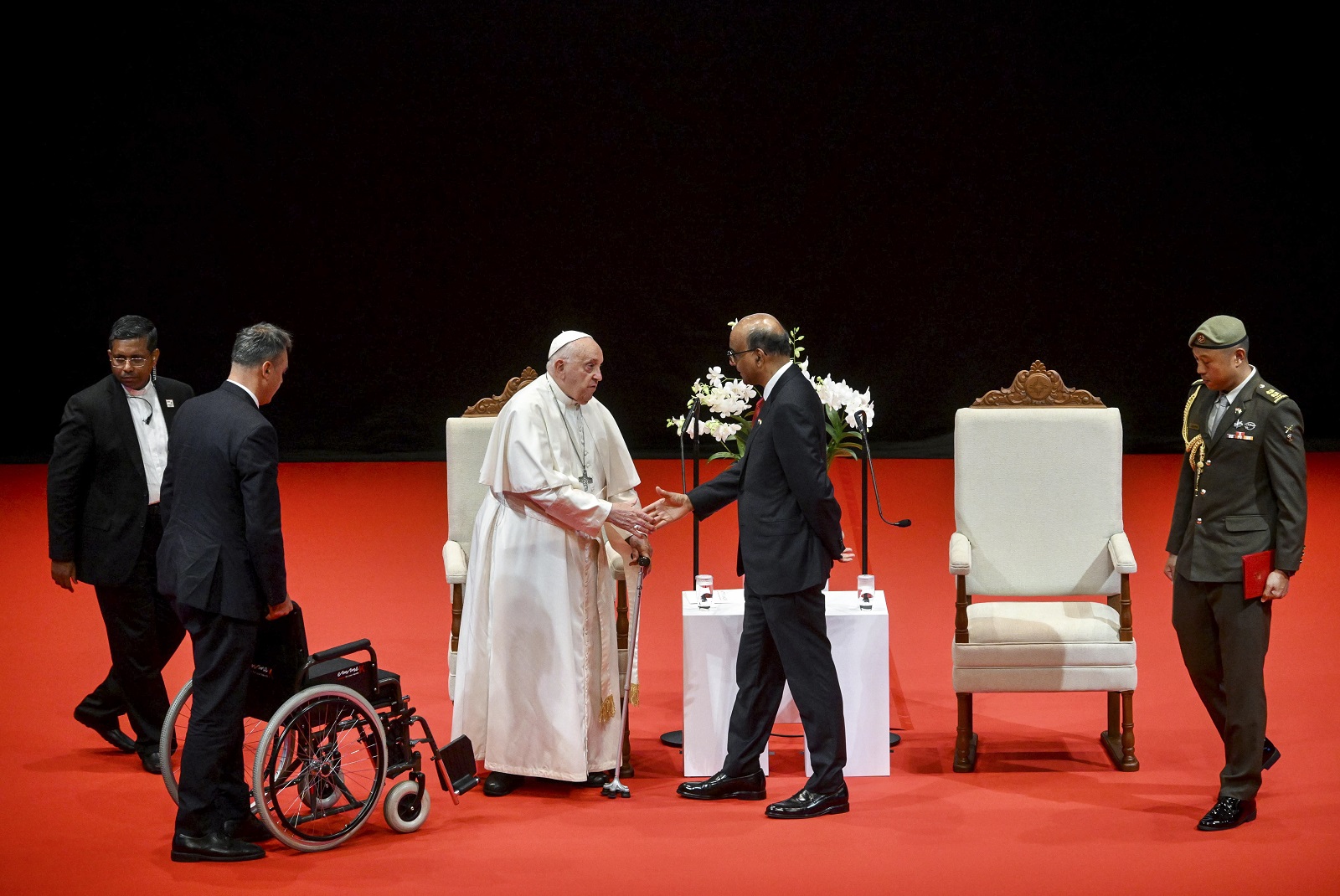 epa11599443 Pope Francis and Singaporean President Tharman Shanmugaratnam shake hands during a meeting with authorities, civil society, and the diplomatic corps at the Cultural Centre of the National University of Singapore (NUS), in Singapore, 12 September 2024. Pope Francis is visiting Singapore from 11 to 13 September, marking the final stop of his apostolic journey through the Asia-Pacific region, which also includes Indonesia, Papua New Guinea, and East Timor.  EPA/ALESSANDRO DI MEO