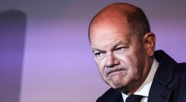 epa11599830 German Chancellor Olaf Scholz delivers a speech during a Federal Association of German Newspaper Publishers (BDZV) meeting in Berlin, Germany, 12 September 2024.  EPA/FILIP SINGER