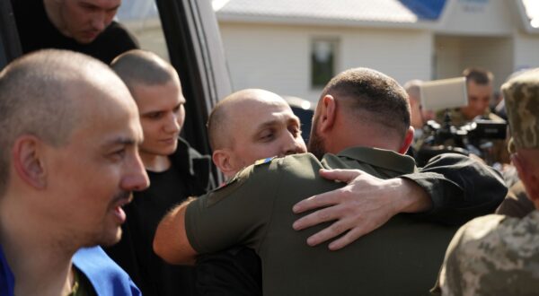 epa11601914 Ukrainian prisoners of war (POWs) are welcomed by relatives and military personnel following a swap, at an undisclosed location in Ukraine, 13 September 2024, amid the Russian invasion. "Another return of our people – something we always wait for and work tirelessly to achieve. 49 Ukrainians are now home [...] We must bring home every single one of our people, both military and civilian," Ukrainian President Zelensky said on 13 September on social media. Ukraine did not say how many Russians had been released in return, while Moscow was yet to comment.  EPA/STR