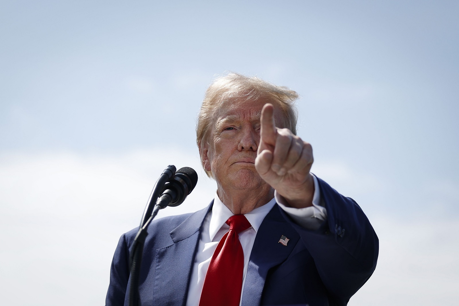 epa11602782 Republican presidential candidate Donald Trump delivers remarks at the Trump National Golf Club Los Angeles in Rancho Palos Verdes, California, USA, 13 September 2024.  EPA/CAROLINE BREHMAN