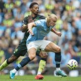 epa11603898 Erling Haaland of Manchester City in action against Ethan Pinnock of Brentford during the English Premier League match between Manchester City and Brentford in Manchester, Britain, 14 September 2024.  EPA/PETER POWELL EDITORIAL USE ONLY. No use with unauthorized audio, video, data, fixture lists, club/league logos, 'live' services or NFTs. Online in-match use limited to 120 images, no video emulation. No use in betting, games or single club/league/player publications.