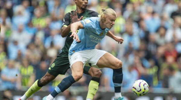 epa11603898 Erling Haaland of Manchester City in action against Ethan Pinnock of Brentford during the English Premier League match between Manchester City and Brentford in Manchester, Britain, 14 September 2024.  EPA/PETER POWELL EDITORIAL USE ONLY. No use with unauthorized audio, video, data, fixture lists, club/league logos, 'live' services or NFTs. Online in-match use limited to 120 images, no video emulation. No use in betting, games or single club/league/player publications.