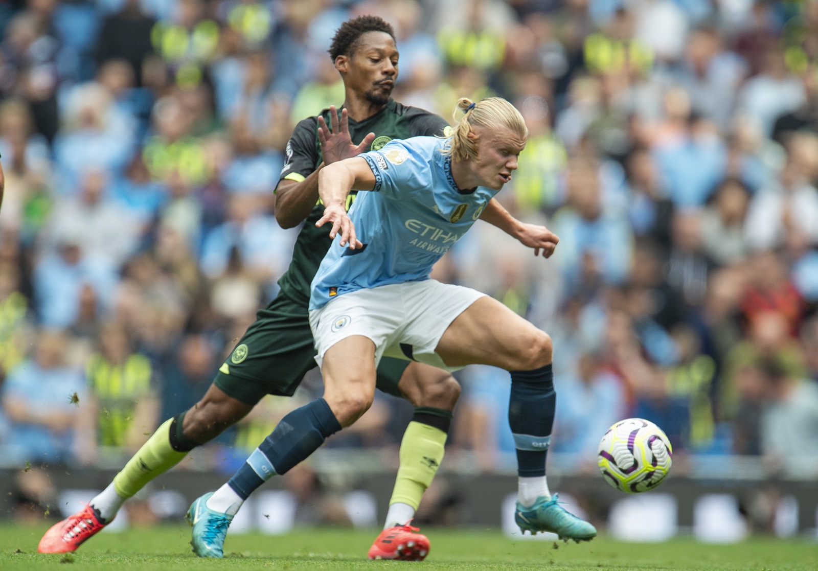 epa11603898 Erling Haaland of Manchester City in action against Ethan Pinnock of Brentford during the English Premier League match between Manchester City and Brentford in Manchester, Britain, 14 September 2024.  EPA/PETER POWELL EDITORIAL USE ONLY. No use with unauthorized audio, video, data, fixture lists, club/league logos, 'live' services or NFTs. Online in-match use limited to 120 images, no video emulation. No use in betting, games or single club/league/player publications.