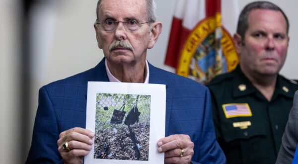 epa11606772 West Palm Beach Sheriff Task Force Contact Sheriff Ric L. Bradshaw shows a picture of an AK-style rifle with a scope, and bags found by the Secret Service at the Trump International Golf Club in in West Palm Beach, Florida, USA on 15 September 2024. According to the FBI, they are following an investigation of what appears to be an attempted assassination of Former President Donald Trump. Palm Beach County Sheriff Ric Bradshaw said the US Secret Service agents found a man pointing an AK-style rifle with a scope into the club as Trump was on the course.  EPA/CRISTOBAL HERRERA-ULASHKEVICH