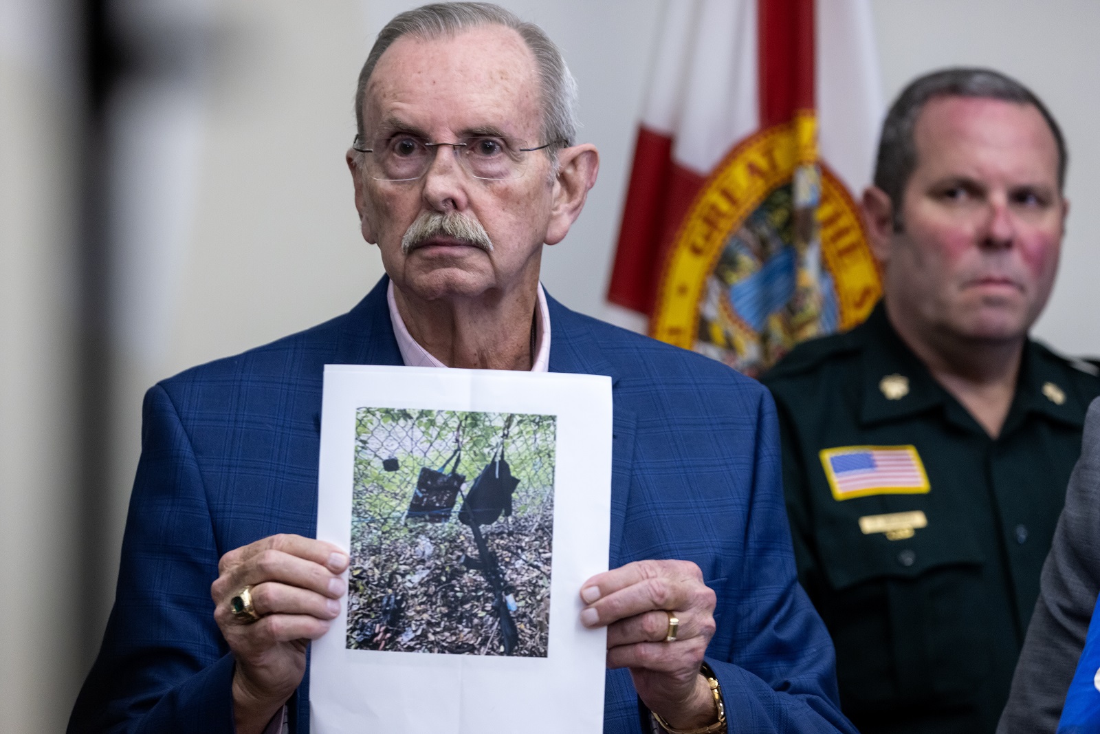 epa11606772 West Palm Beach Sheriff Task Force Contact Sheriff Ric L. Bradshaw shows a picture of an AK-style rifle with a scope, and bags found by the Secret Service at the Trump International Golf Club in in West Palm Beach, Florida, USA on 15 September 2024. According to the FBI, they are following an investigation of what appears to be an attempted assassination of Former President Donald Trump. Palm Beach County Sheriff Ric Bradshaw said the US Secret Service agents found a man pointing an AK-style rifle with a scope into the club as Trump was on the course.  EPA/CRISTOBAL HERRERA-ULASHKEVICH