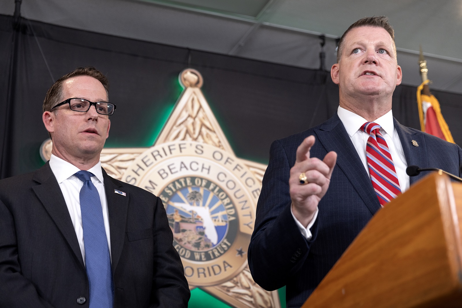 epa11608785 Acting Director Ronald Rowe Jr. of the U.S. Secret Service (R) speaks during a press conference, regarding the assassination attempt on Former President Donald Trump, at the Palm Beach County Sheriff's Office in West Palm Beach, Florida, USA, 16 September 2024. According to the FBI, they are following an investigation of what appears to be an attempted assassination of former president Donald Trump. Palm Beach County Sheriff Ric Bradshaw said the US Secret Service agents found a man pointing an AK-style rifle with a scope into the club as Trump was on the course.  EPA/CRISTOBAL HERRERA-ULASHKEVICH