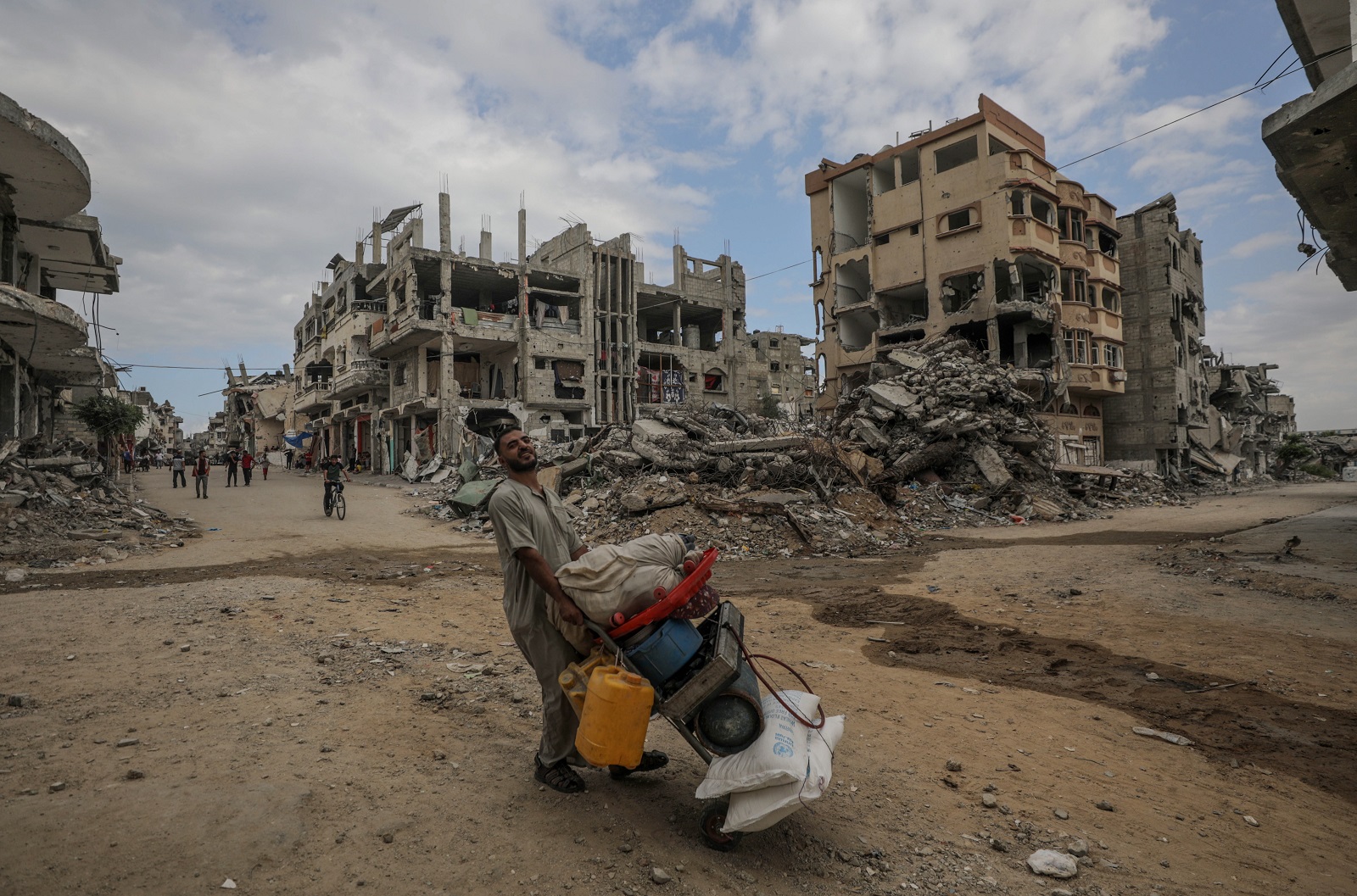 epa11609511 A man carries a makeshift kitchen in the al-Bureij refugee camp in the southern Gaza Strip, 17 September 2024. According to the Palestinian Civil Defense, dozens of Palestinians were killed in the airstrikes. More than 41,000 Palestinians and over 1,400 Israelis have been killed, according to the Palestinian Health Ministry and the Israel Defense Forces (IDF), since Hamas militants launched an attack against Israel from the Gaza Strip on 07 October 2023, and the Israeli operations in Gaza and the West Bank which followed it.  EPA/MOHAMMED SABER