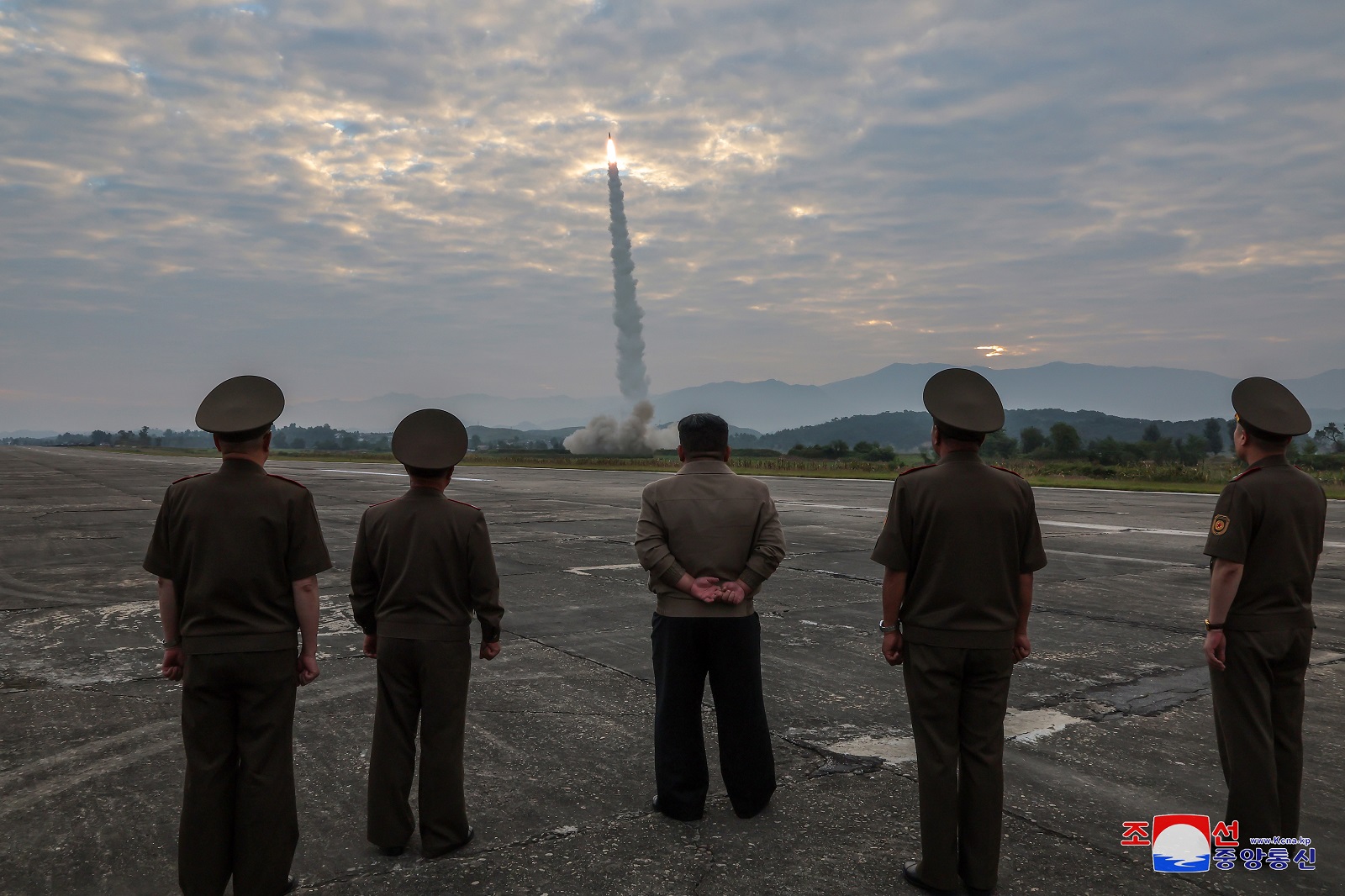 epa11613076 A photo released on 19 September 2024 by the official North Korean Central News Agency (KCNA) shows North Korean Kim Jong Un (C) overseeing the test fire of a new-type tactical ballistic missile Hwasongpho-11-Da-4.5 and an improved strategic cruise missile at an undisclosed location in North Korea, 18 September 2024. According to KCNA, North Korea successfully test-fired the new-type tactical ballistic missile and an improved strategic cruise missile on the same day. The new-type tactical ballistic missile, equipped with a 4.5-ton super-large conventional warhead, was tested to verify its accuracy at a medium range of 320 km and assess the explosive power of the warhead.  EPA/KCNA  EDITORIAL USE ONLY