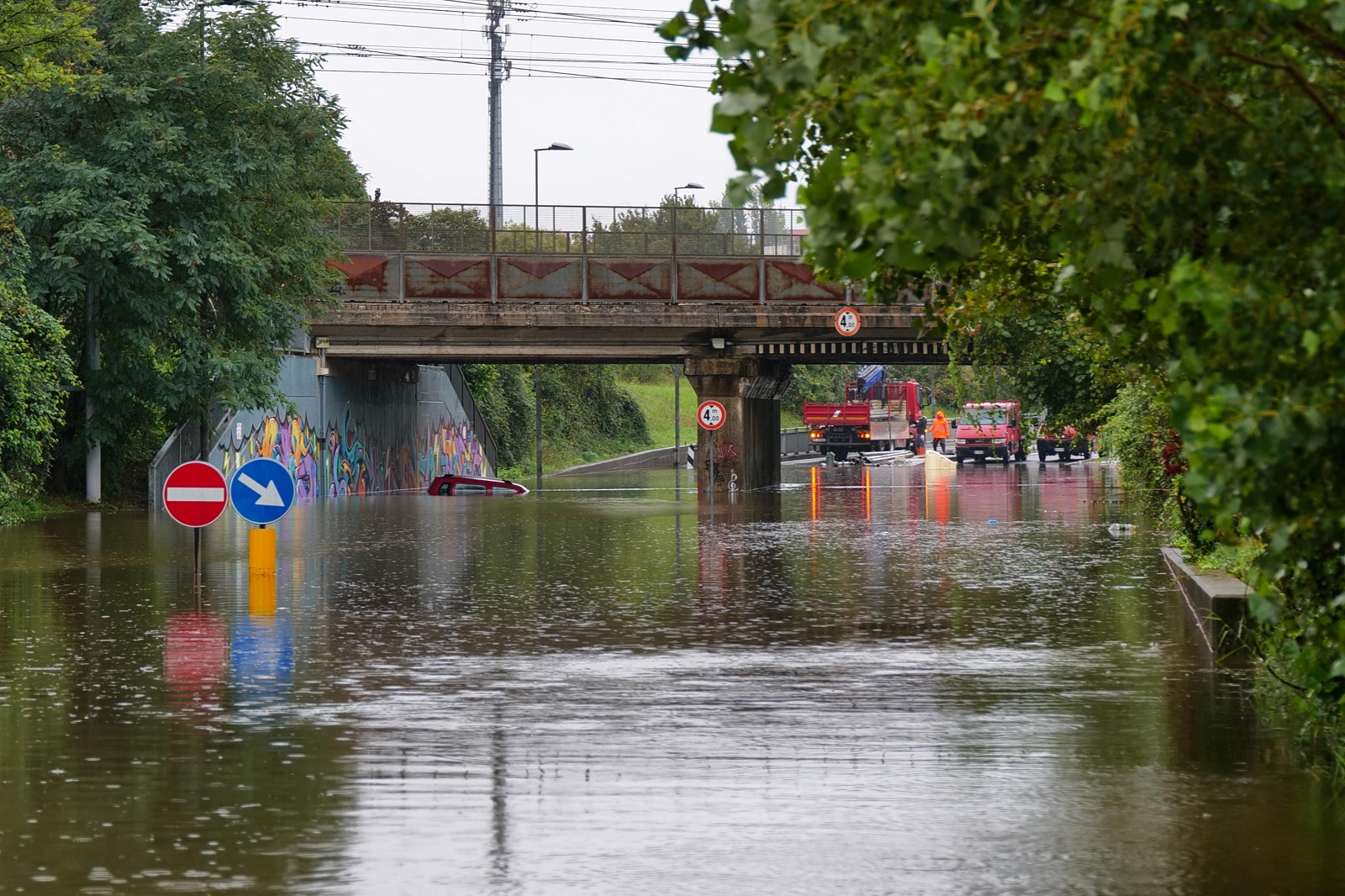 epa11613291 A car is trapped in the Celle underpass following the wave of bad weather that hit central Italy, in Rimini, Emilia-Romagna region, Italy, 19 September 2024. The low-pressure system Boris brought heavy rain to central and eastern Europe starting on 11 September 2024 with five times the average monthly rainfall for September within a few days according to the EU's Copernicus programme. Hundreds of thousands were evacuated from their homes across the region and more than twenty people died according to the latest reports from the countries affected.  EPA/DORIN MIHAI