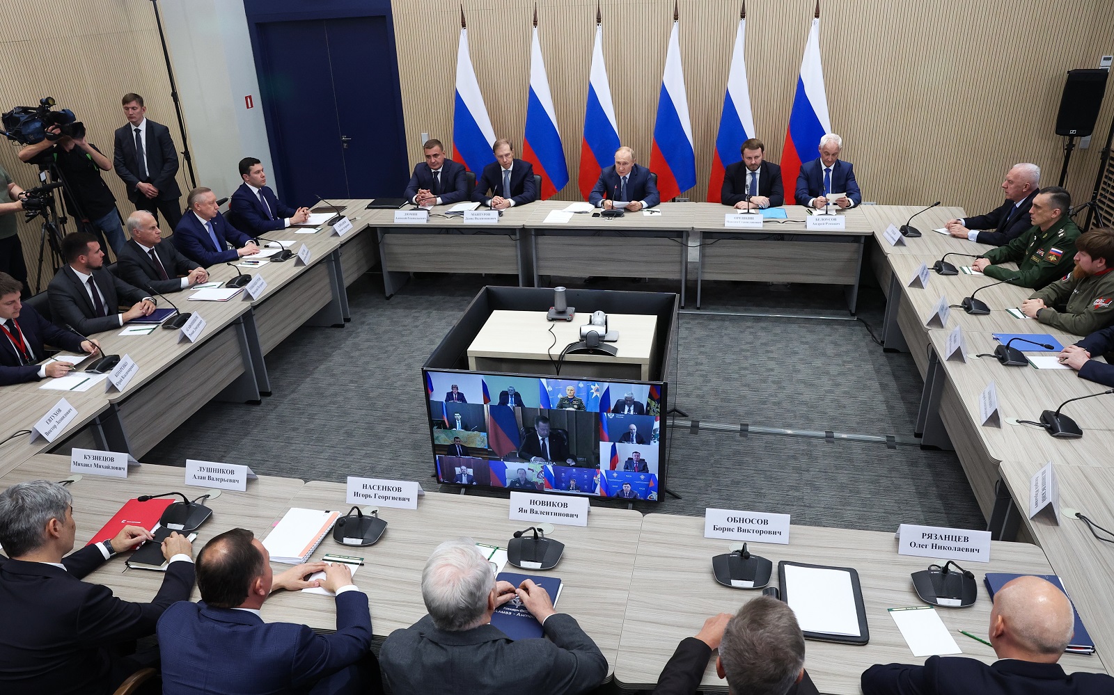 epa11613912 Russian President Vladimir Putin (C) chairs a meeting of the Military-Industrial Commission in St. Petersburg, Russia, 19 September 2024. On 2023, the Russian Armed Forces received about 140,000 drones of various types, and this year their production is planned to increase tenfold, Putin said.  EPA/VALERIY SHARIFULIN/SPUTNIK/KREMLIN POOL MANDATORY CREDIT