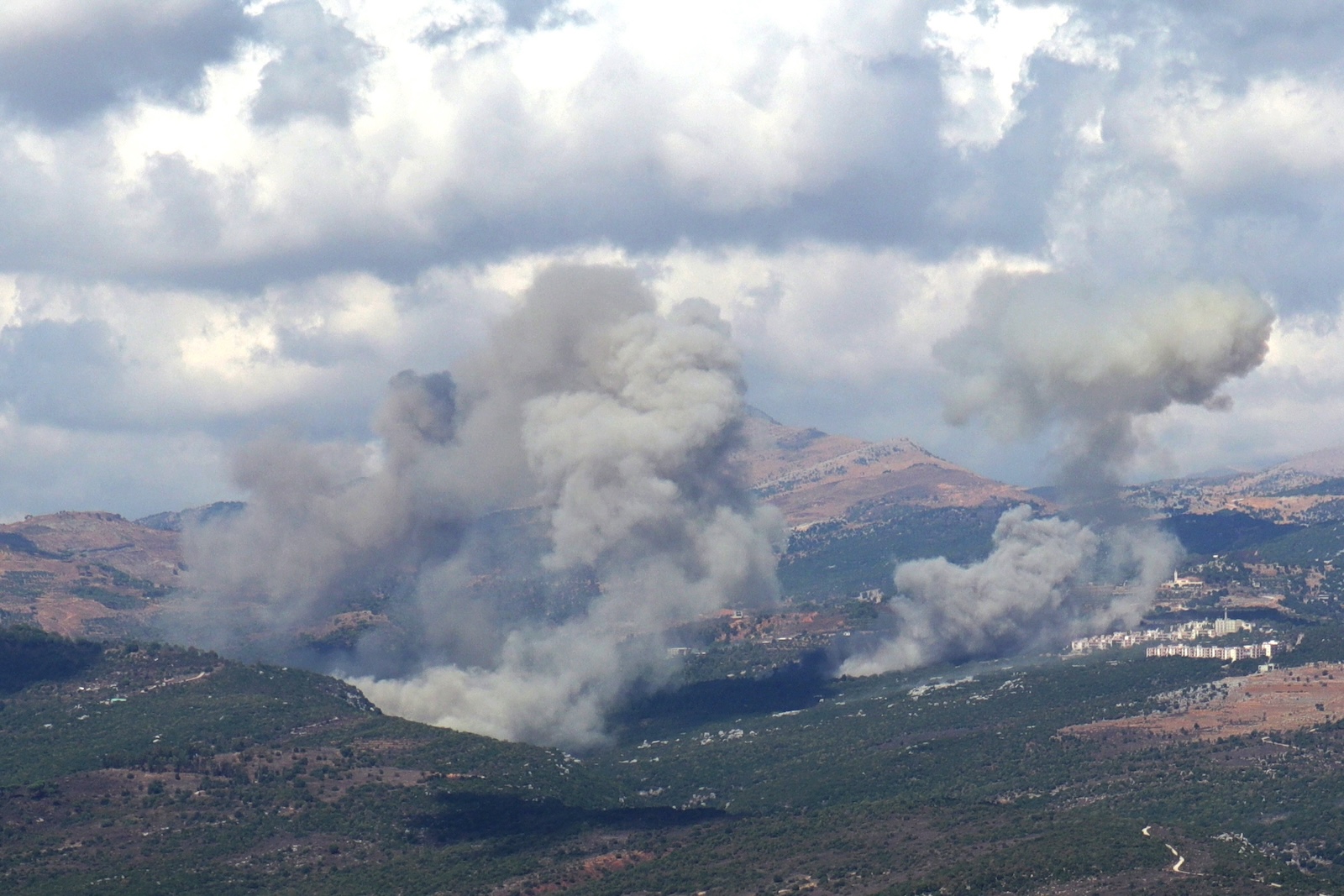 epa11617468 Smoke billows from the site of an Israeli airstrike that targeted southern Lebanese area, as seen fron Marjaayoun, southern Lebanon, 21 September 2024. The Israeli Defense Forces (IDF) said on 21 September they are 'striking targets belonging to the Hezbollah' in Lebanon. The strikes came one day after at least thirty-one people, including Hezbollah commander Ibrahim Akil, were killed and dozens injured in an attack which targeted the southern suburb of Beirut on 20 September, according to the Lebanese Ministry of Health.  EPA/STR