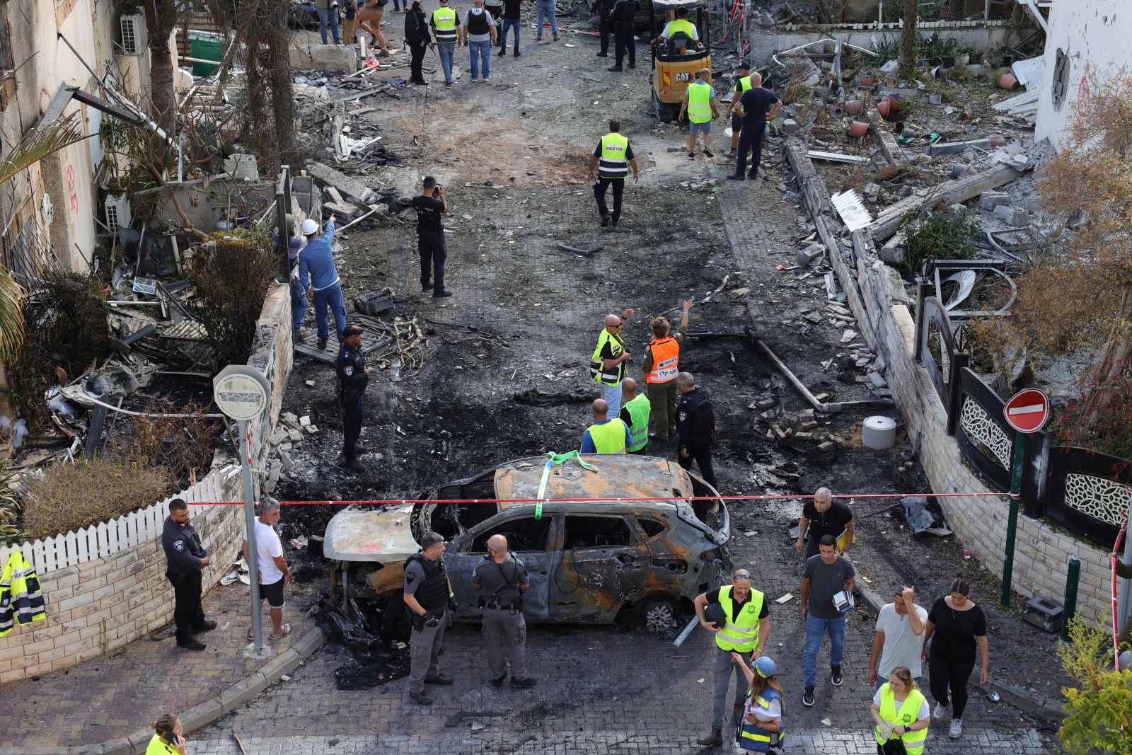 epa11618482 Israeli emergency teams work at the scene of a missile strike on a residential neighbourhood in Kiryat Bialik, northern Israel, 22 September 2024. The Israeli military said that about 85 projectiles were identified crossing from Lebanon into several areas in northern Israel on 22 September. Some of the shells were intercepted, and fallen projectiles were located in Kiryat Bialik, Tsur Shalom and Moreshet, igniting fires in the area, the statement added. Following the attack on northern Israel the Israel Defense Forces (IDF) said it conducted strikes against Hezbollah targets in Lebanon.  EPA/ABIR SULTAN