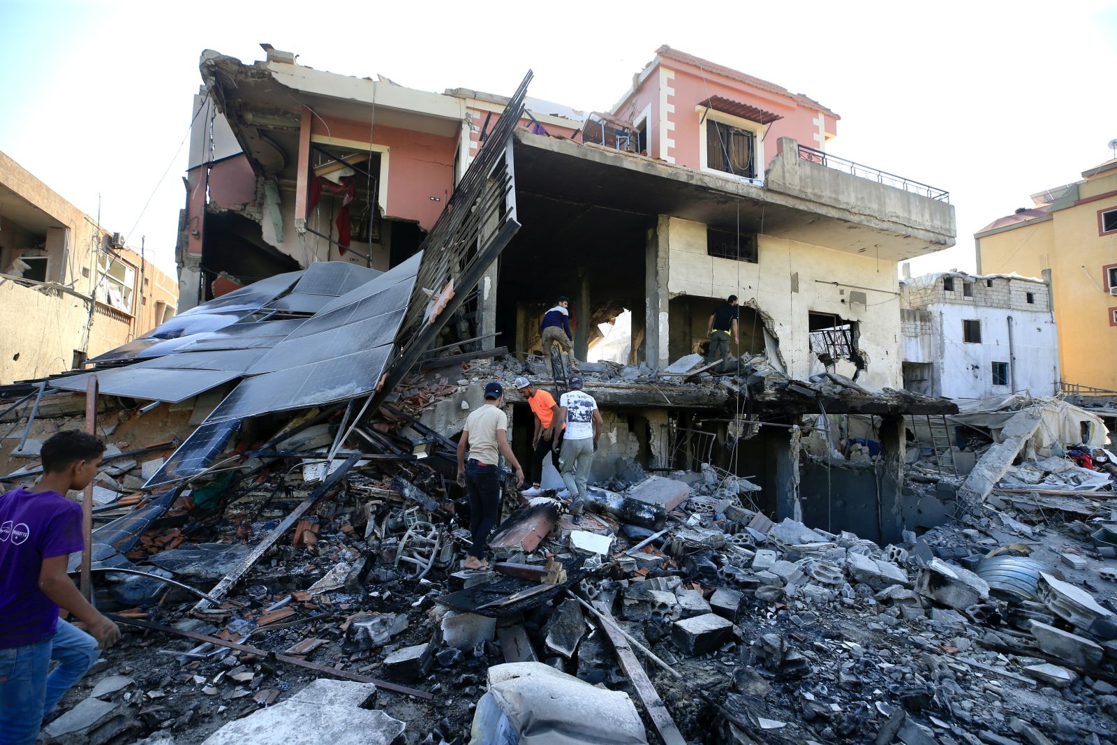 epa11621883 Lebanese people search for their belongings in a damaged building after Israeli strikes on South Lebanon on 23 September, in the village of Al Aqbieh near Sidon, South Lebanon, 24 September 2024. Thousands of people fled southern Lebanon after an evacuation warning by the Israeli army, which on 23 September announced that it had launched 'extensive' airstrikes on Hezbollah targets in the country. According to Lebanon's Ministry of Health, at least 492 people have been killed and more than 1,645 have been injured following continued airstrikes on southern Lebanese towns and villages.  EPA/STR