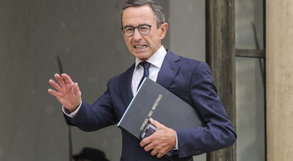 epa11620880 Newly appointed French Interior Minister Bruno Retailleau arrives at the Elysee palace for the first new cabinet meeting in Paris, France, 23 September 2024. The new government of new French Prime Minister Michel Barnier was announced on 21 September.  EPA/Teresa Suarez