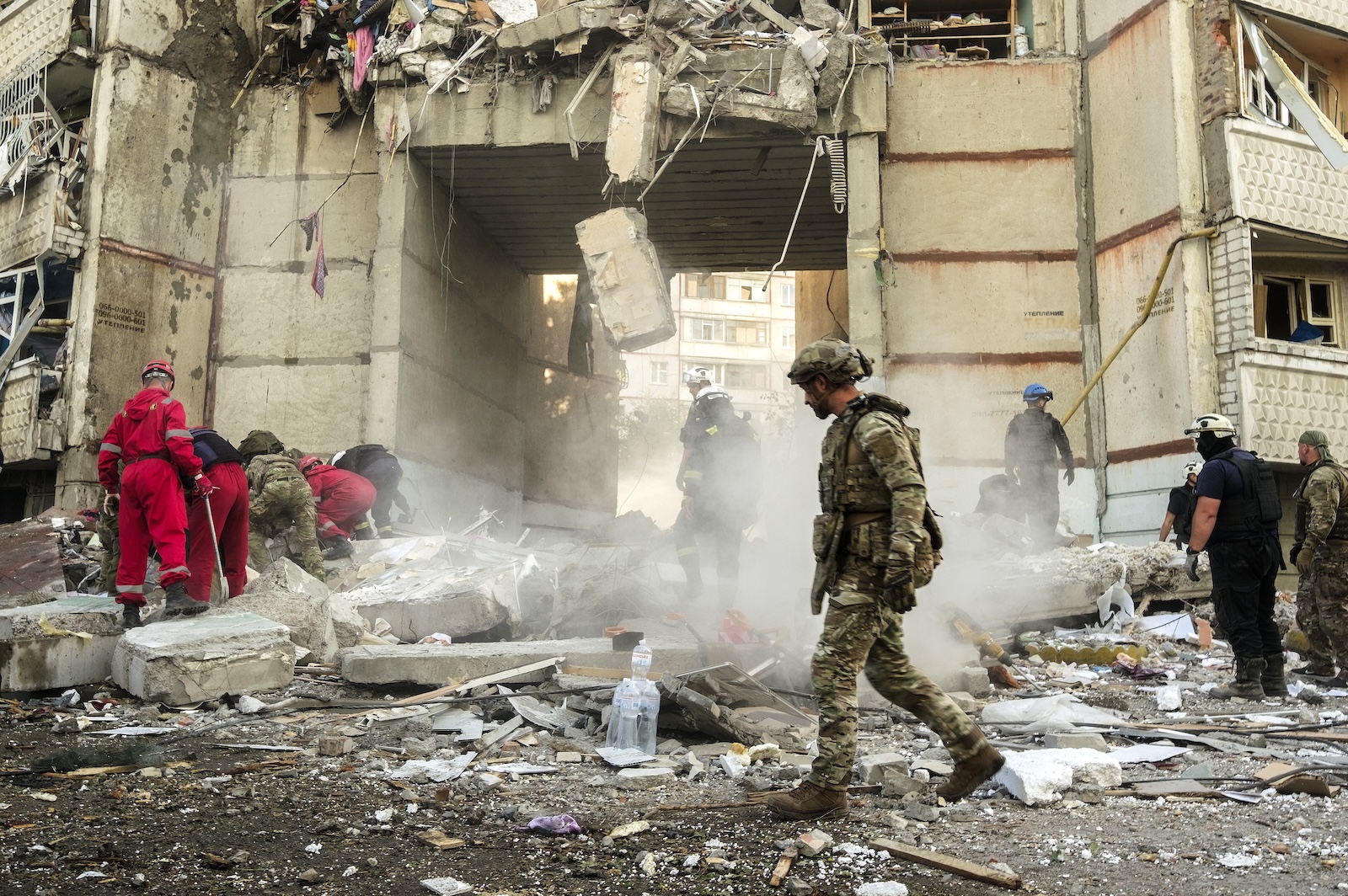 epa11622663 Ukrainian rescuers work at the site of a shelling on a high-storey residential building in Kharkiv, northeastern Ukraine, 24 September 2024, amid the ongoing Russian invasion. At least three people died and 31 others were injured following Russian glide bombs shelling in a residential area in Kharkiv, according to the head of the Kharkiv Military Administration Oleg Synegubov in telegram. Russian troops entered Ukrainian territory on 24 February 2022, starting a conflict that has provoked destruction and a humanitarian crisis.  EPA/GEORGE IVANCHENKO