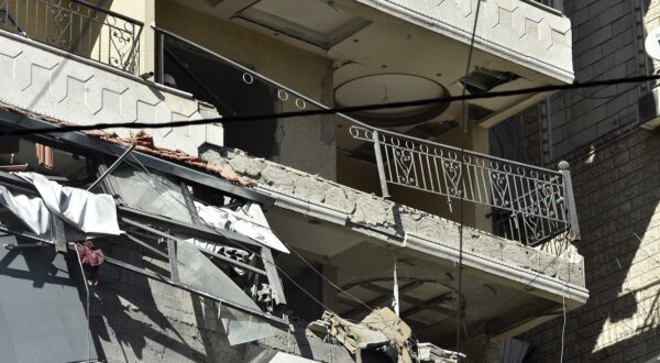 epa11626213 A damaged building in the southern suburb of Beirut following an Israeli raid, in Beirut, Lebanon, 26 September 2024. According to the Lebanese state media, Israel targeted a residential apartment in a ten-story building in the Al-Qaim neighborhood in the southern suburb of Beirut. The Israeli Army (Tsahal) said it is carrying out precise strikes in Beirut. According to Lebanon's Ministry of Health, at least 558 people have been killed and more than 1,835 have been injured in the Israeli military strikes since the Israeli Army (Tsahal) announced on 21 September that they were striking targets belonging to Hezbollah in Lebanon.  EPA/WAEL HAMZEH