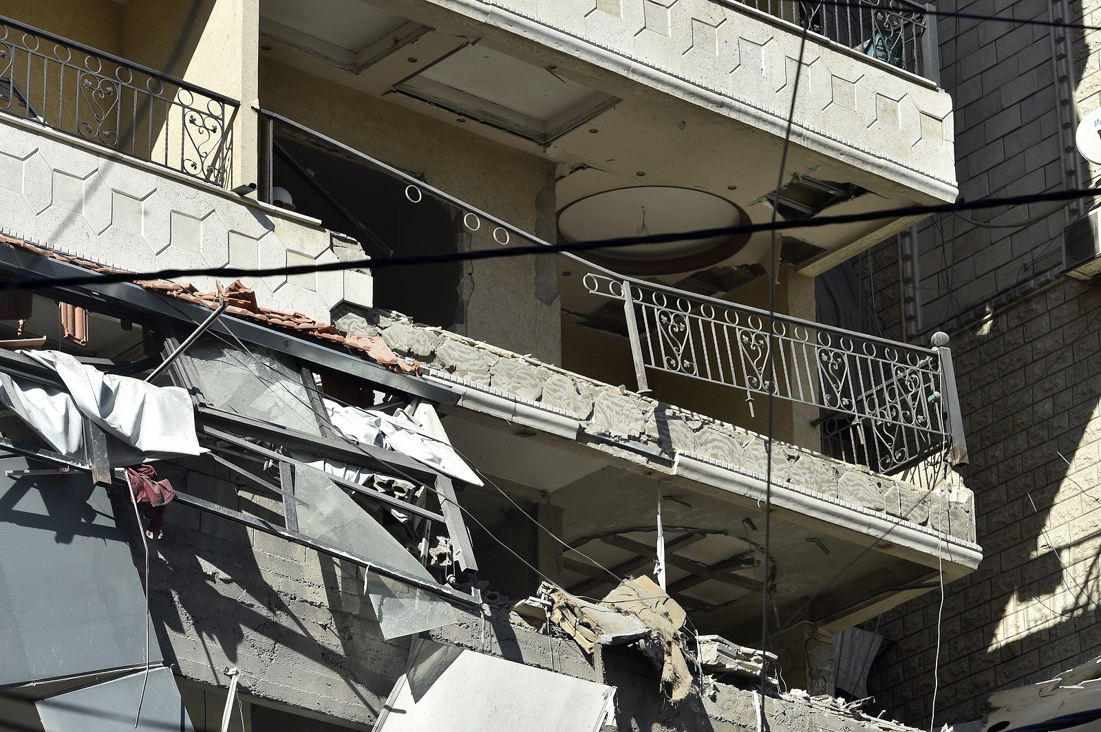 epa11626213 A damaged building in the southern suburb of Beirut following an Israeli raid, in Beirut, Lebanon, 26 September 2024. According to the Lebanese state media, Israel targeted a residential apartment in a ten-story building in the Al-Qaim neighborhood in the southern suburb of Beirut. The Israeli Army (Tsahal) said it is carrying out precise strikes in Beirut. According to Lebanon's Ministry of Health, at least 558 people have been killed and more than 1,835 have been injured in the Israeli military strikes since the Israeli Army (Tsahal) announced on 21 September that they were striking targets belonging to Hezbollah in Lebanon.  EPA/WAEL HAMZEH