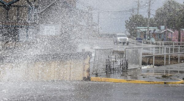 epa11627267 A car passes on a flooded street with high surf, storm surge and high winds of Hurricane Helene at the downtown of Cedar Key, Florida, USA, 26 September 2024. Hurricane Helene is strengthening as it moves toward the U.S. Gulf Coast becoming a Category 1 hurricane and is expected to hit Florida's Big Bend late today as Category 4 storm. Around 32 million people are under flood watches.  EPA/CRISTOBAL HERRERA-ULASHKEVICH