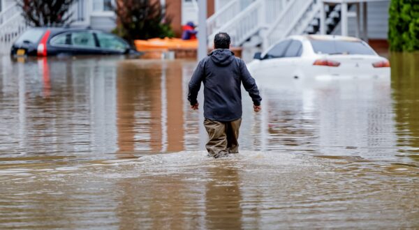 epa11628778 A man wades through the flood waters at the Peachtree Park Apartments after Tropical Storm Helene raced through Atlanta, Georgia, USA, 27 September 2024. Hurricane Helene made landfall near Perry, Florida and several deaths have been reported in Georgia.  EPA/ERIK S. LESSER