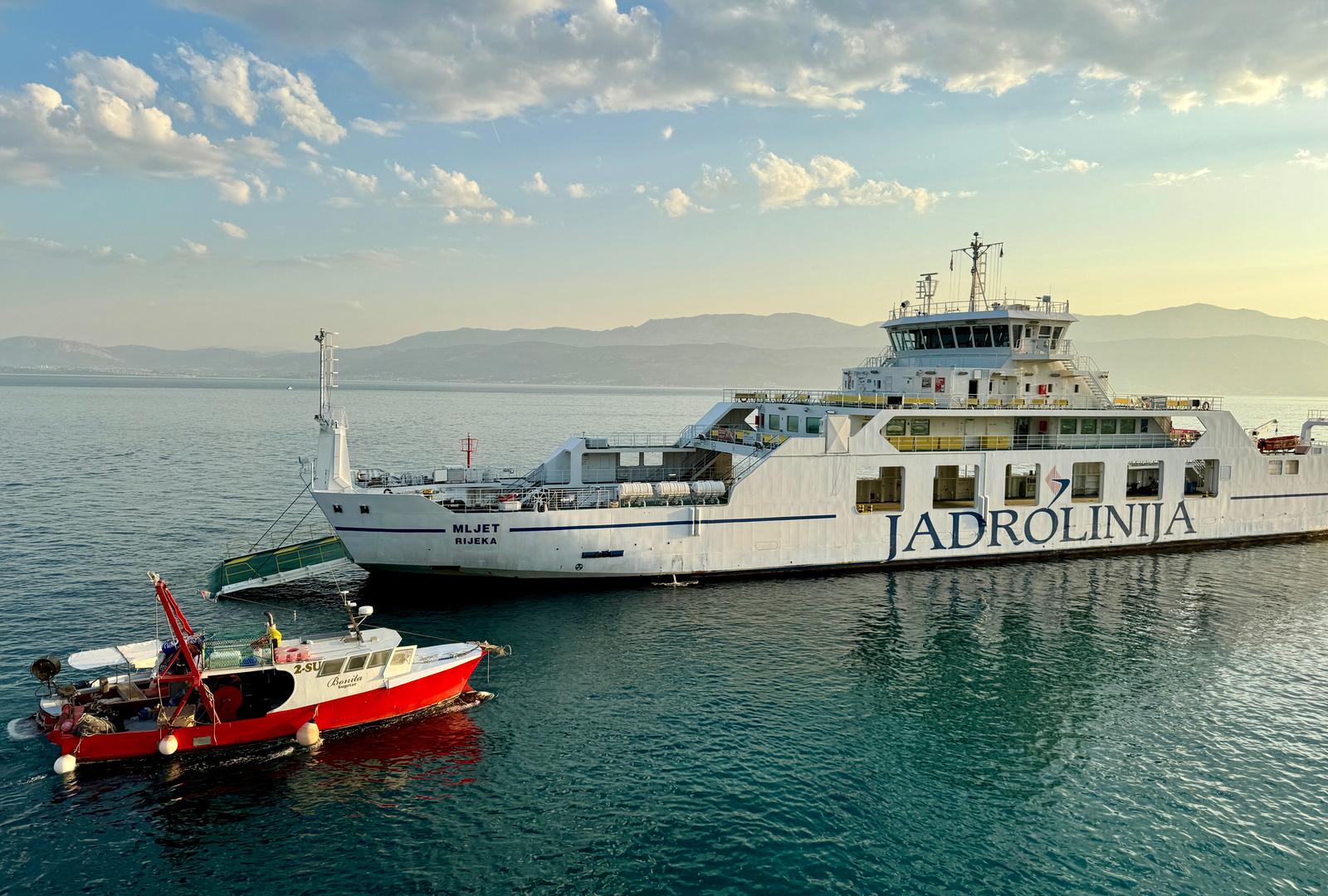 01.09.2024.,Supetar-Jadrolinijin trajekt Mljet nakon sinosnjeg kvara na rampi koja se otvorila u plovidbi privezan je u Supetarskoj luci. Photo: Ivo Cagalj/PIXSELL