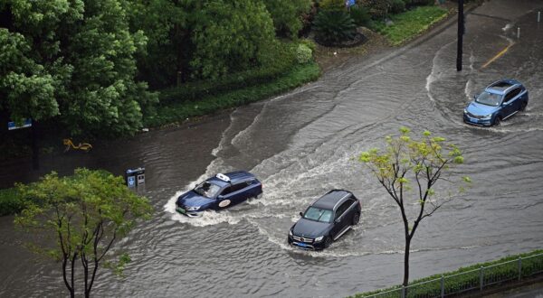 SHANGHAI, CHINA - SEPTEMBER 16, 2024 - Vehicles slowly pass a flooded road after Typhoon Bebinca in Shanghai, China, September 16, 2024.,Image: 908135115, License: Rights-managed, Restrictions: *** World Rights Except China *** CHNOUT, Model Release: no, Credit line: Costfoto / ddp USA / Profimedia