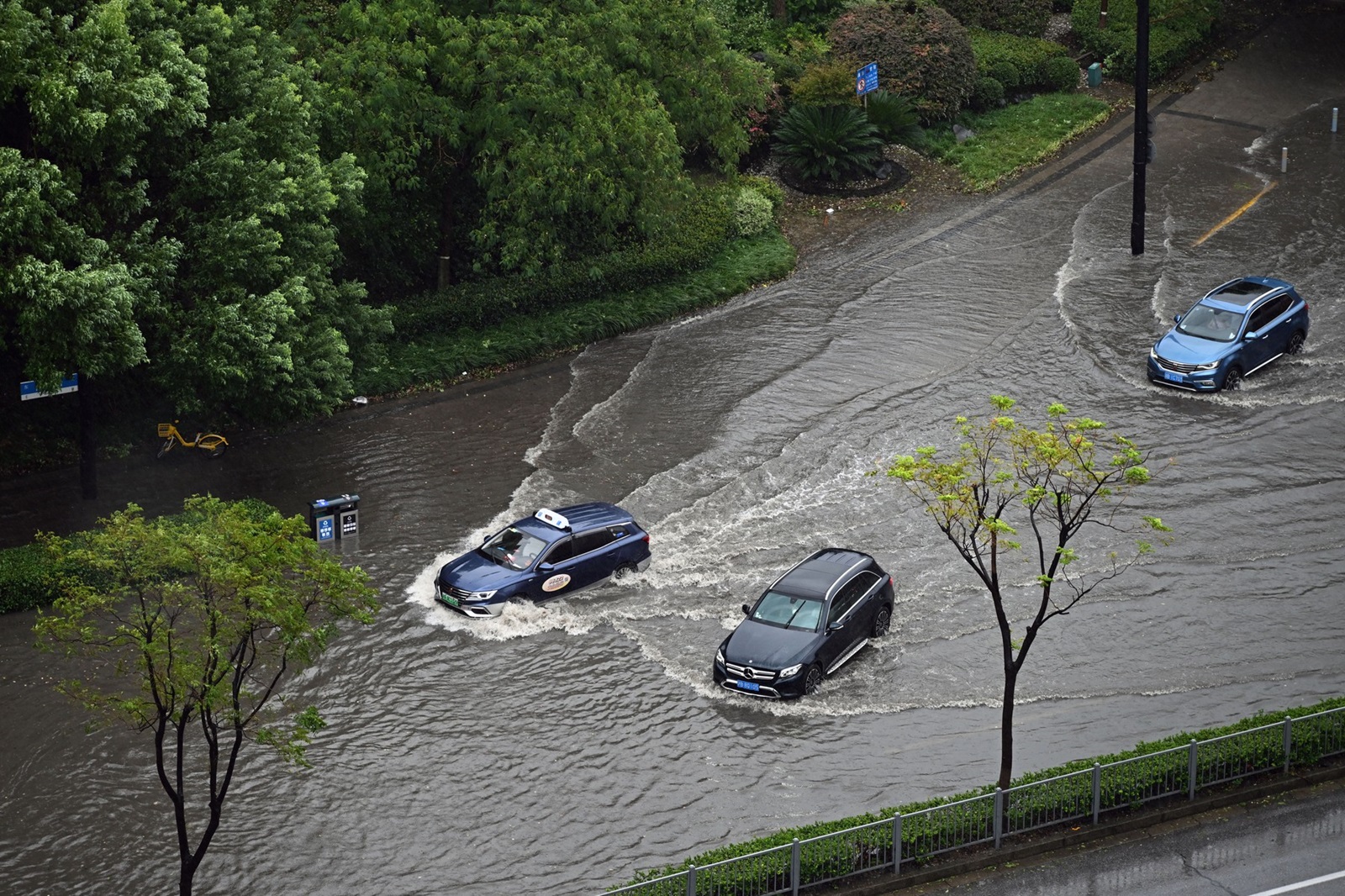 SHANGHAI, CHINA - SEPTEMBER 16, 2024 - Vehicles slowly pass a flooded road after Typhoon Bebinca in Shanghai, China, September 16, 2024.,Image: 908135115, License: Rights-managed, Restrictions: *** World Rights Except China *** CHNOUT, Model Release: no, Credit line: Costfoto / ddp USA / Profimedia