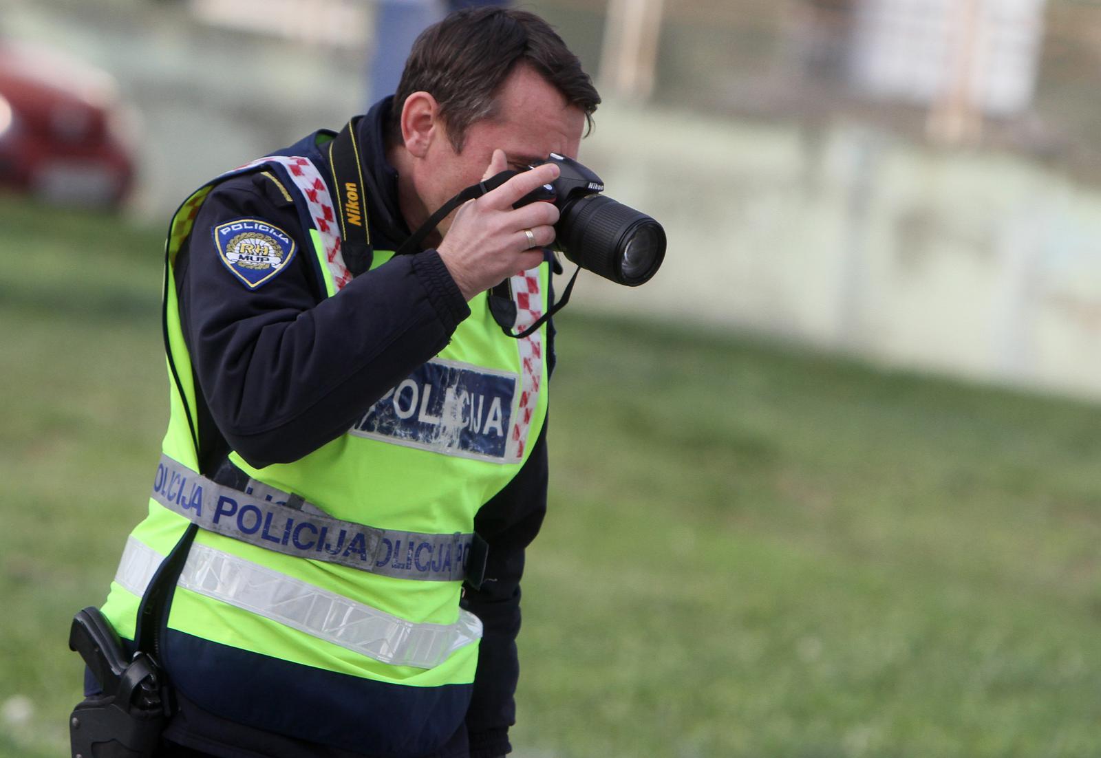 11.12.2014., Koprivnica - Vozac automobila udario je mladica koji je biciklom prelazio cestu na obiljezenom prijelazu, no osim materijalne stete srecom nije bilo drugih posljedica. Mladic je stradao jer ga vozac zbog kamiona nije vidio da prelazi cestu. Prema rijecima mladicevog oca mladic se uspio snaci jer se bacio na haubu automobila kad je shvatio da ovaj nece uspjeti stati kako ne bi stradao, a pomoglo mu je i to sto je imao skolski ruksak koji je ublazio udarac automobila. Zbog toga mladic nije zadobio nikakve ozljede osim sto se lakse natukao. Photo: Marijan Susenj/PIXSELL