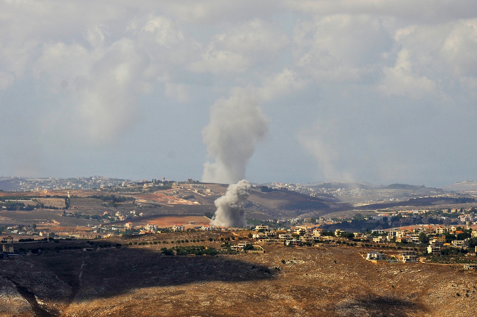 epa11620781 Smoke billows from the site of Israeli airstrikes near Lebanese villages, as seen from Marjaayoun, southern Lebanon, 23 September 2024. According to the Lebanese National News Agency (NNA), Israeli aircraft have reportedly carried out a number of bombings on communities in the Marjayoun district in the Nabatieh Governorate of Lebanon, including Taybeh, Houla, Tallouseh, Kfarkela, Mays al-Jabal, Khiyam and Bani Hayan. The Israeli military urged civilians in areas where Hezbollah operates to leave, saying they launched 'extensive' airstrikes on Hezbollah targets in Lebanon on 23 September 2024. According to Lebanon's Ministry of Health, at least 182 people have been killed and more than 720 others injured following continued Israeli airstrikes on southern Lebanese towns and villages since 23 September morning.  EPA/STRINGER