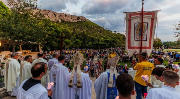 07.09.2023., Makarska - Svecana koncelebrirana Misa i Procesija u marijanskom svetistu Gospe Lurdske u Vepricu. Svecanu misu i procesiju predvodio je Nadbiskup Zelimir Puljic i Nadbiskup u miru Marin Barisic. Photo: Zvonimir Barisin/PIXSELL