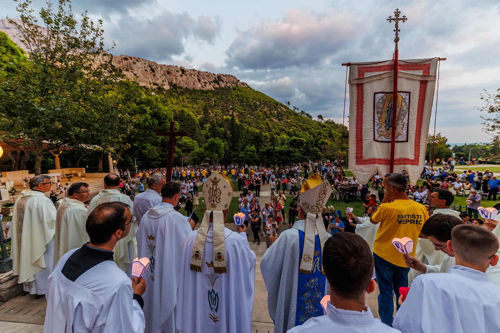 07.09.2023., Makarska - Svecana koncelebrirana Misa i Procesija u marijanskom svetistu Gospe Lurdske u Vepricu. Svecanu misu i procesiju predvodio je Nadbiskup Zelimir Puljic i Nadbiskup u miru Marin Barisic. Photo: Zvonimir Barisin/PIXSELL