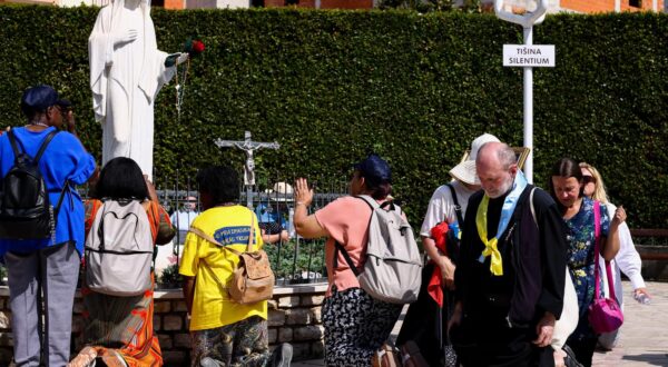 24.06.2023 Medjugorje, Bosna i Hercegovina - Hodocasnici iz cijeloga svijeta pristizu u Medjugorje kako bi nazocili 42. godisnjici Gospinog ukazanja. Photo: Denis Kapetanovic/PIXSELL